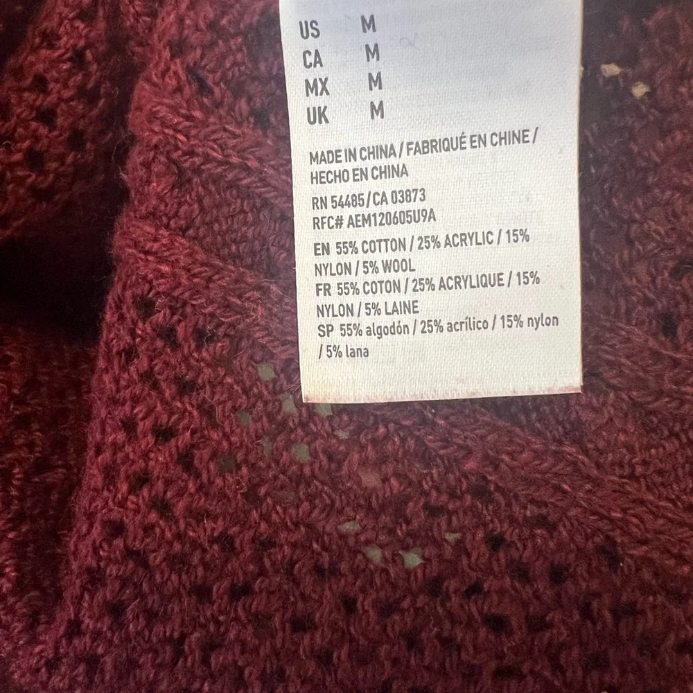American Eagle red ombré cable knit long sleeve sweater.